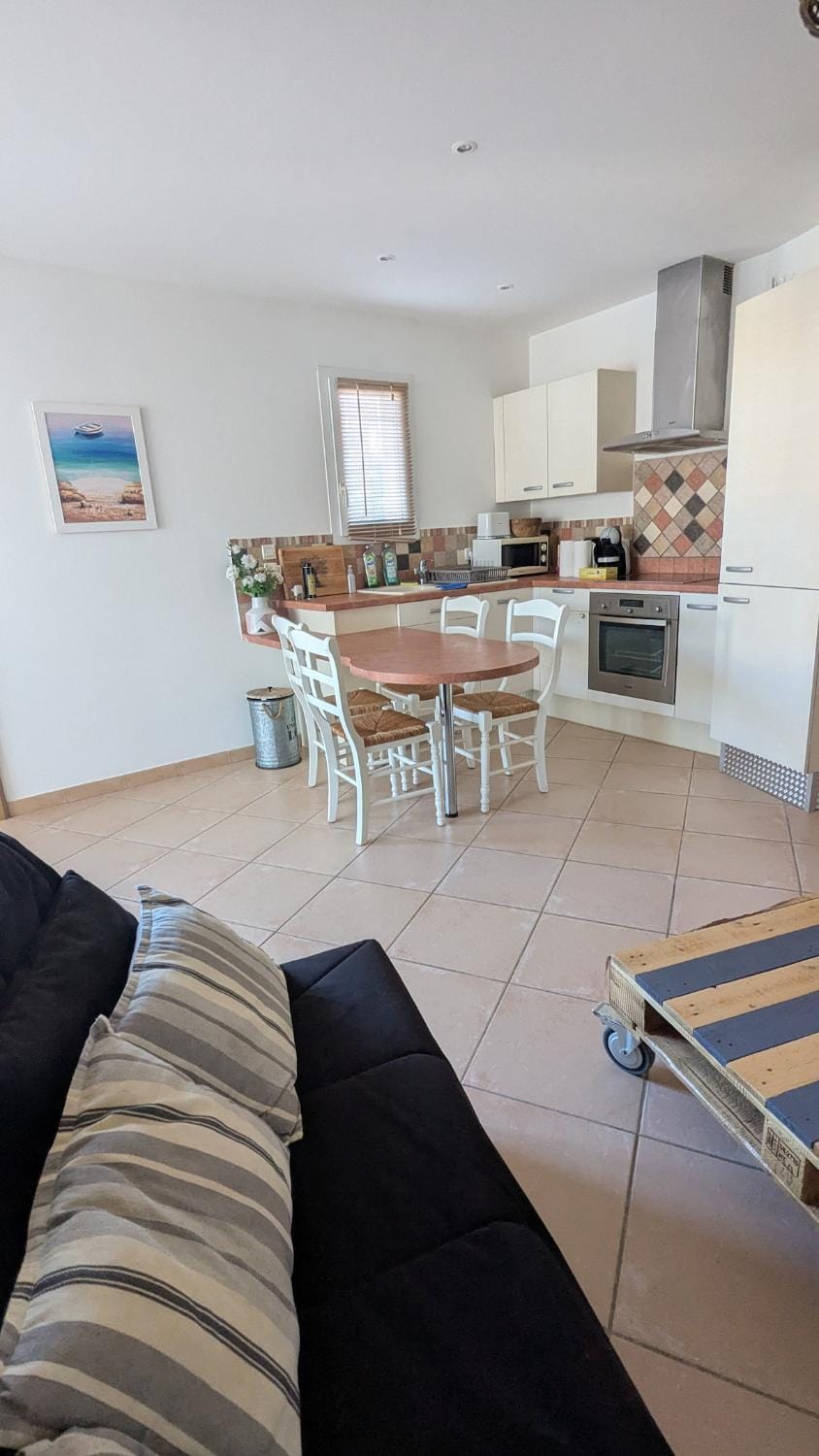 Kitchen or kitchenette, Living room