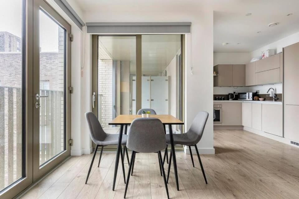 Modern Private Room with Balcony & Views Apartment in London