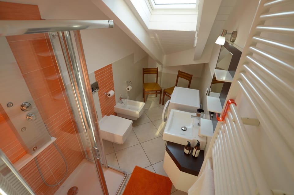 Shower, Toilet, Bathroom, towels