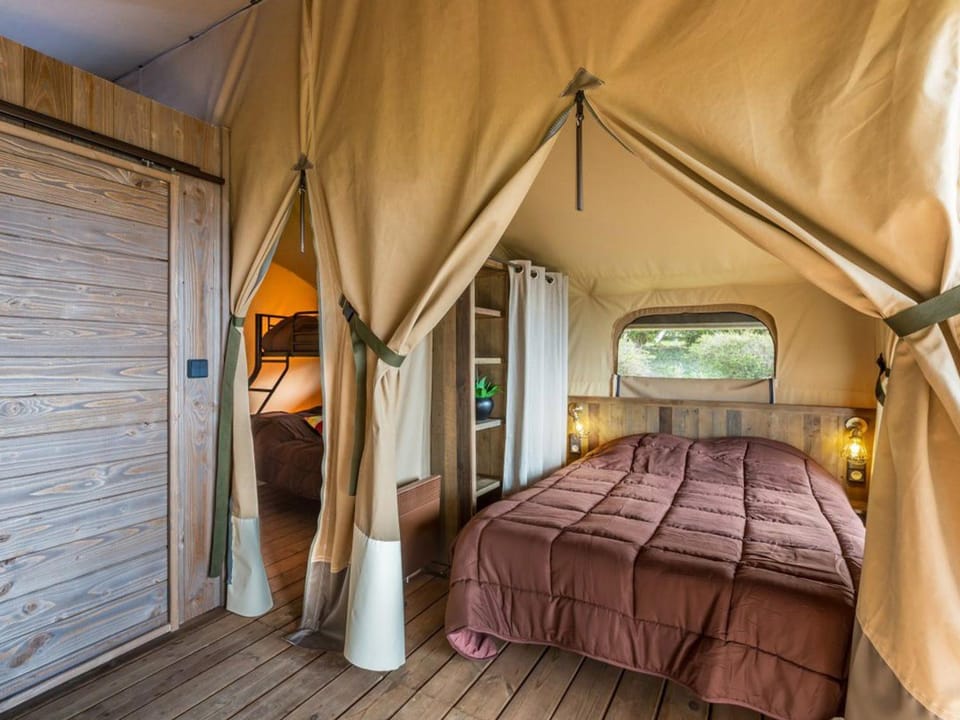 Bungalow toilé, animaux acceptés - 5 pers. - API-1-52-2781 Campground/ 
RV Resort in Bourgogne-Franche-Comté