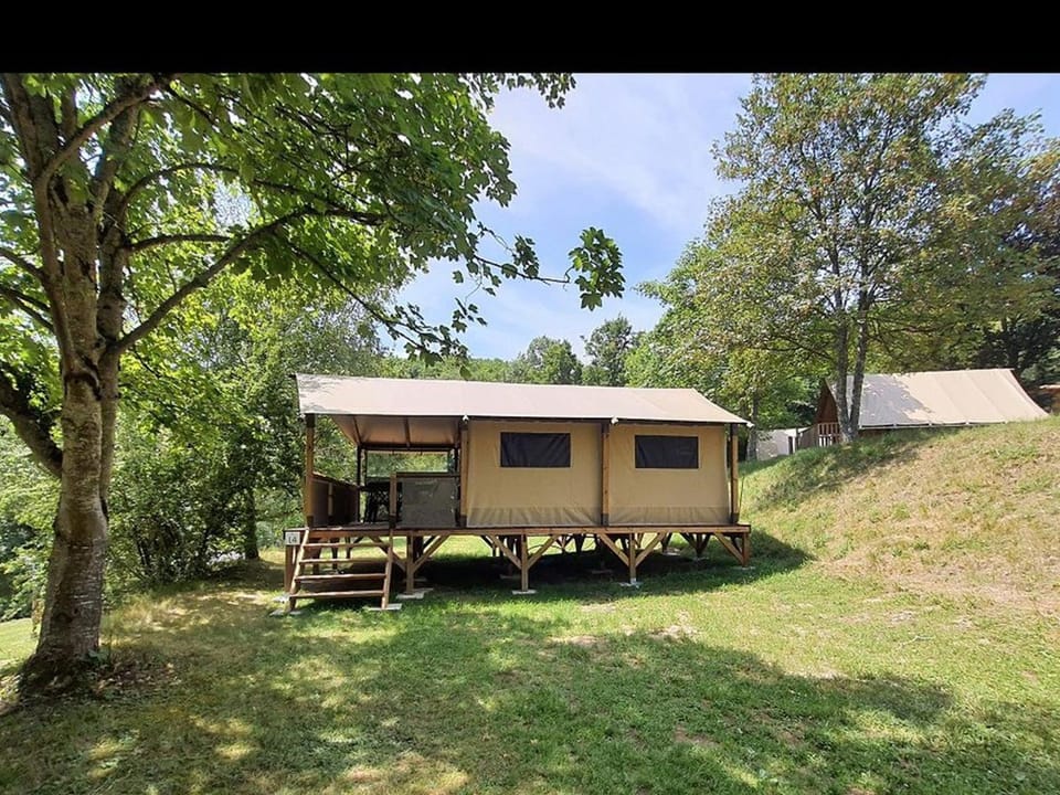 Bungalow toilé, animaux acceptés - 5 pers. - API-1-52-2781 Campground/ 
RV Resort in Bourgogne-Franche-Comté