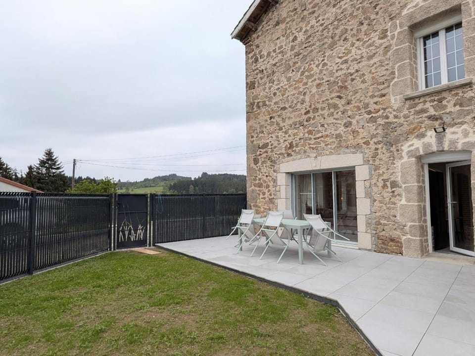 Maison avec piscine et animaux acceptés - 6 pers. - FR-1-582-549 House in Auvergne-Rhône-Alpes