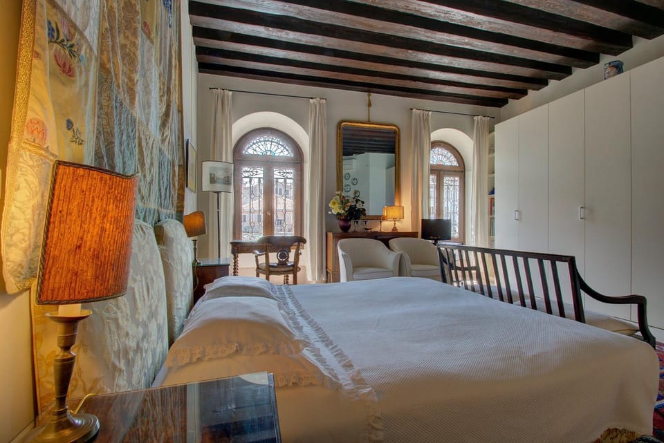 Bed, Seating area, Bedroom