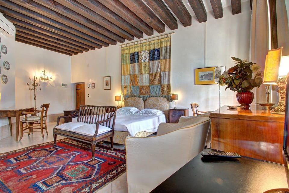 Bed, Seating area, Bedroom