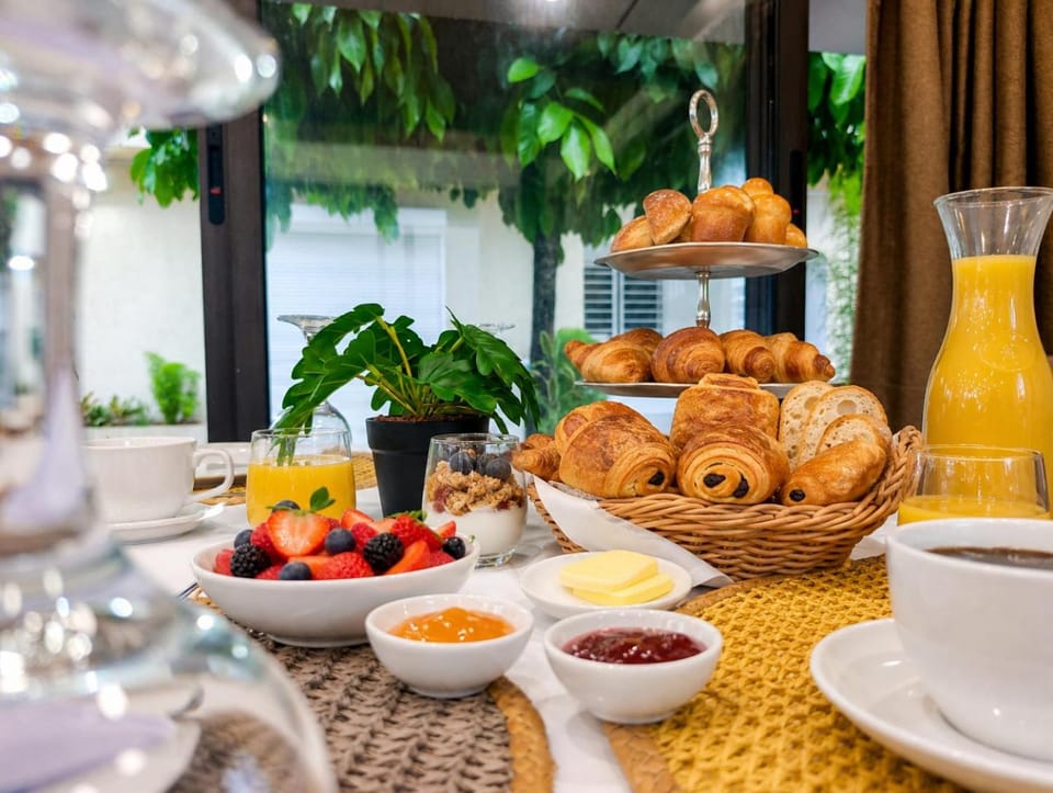 Food and drinks, Food, Breakfast, Continental breakfast, Buffet breakfast, Lunch, Dinner