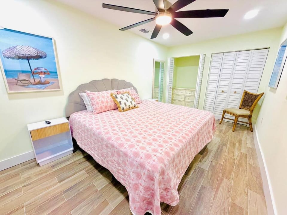 Sleeps 9 Quiet and Private Beach Access Walkable House in Estero Island