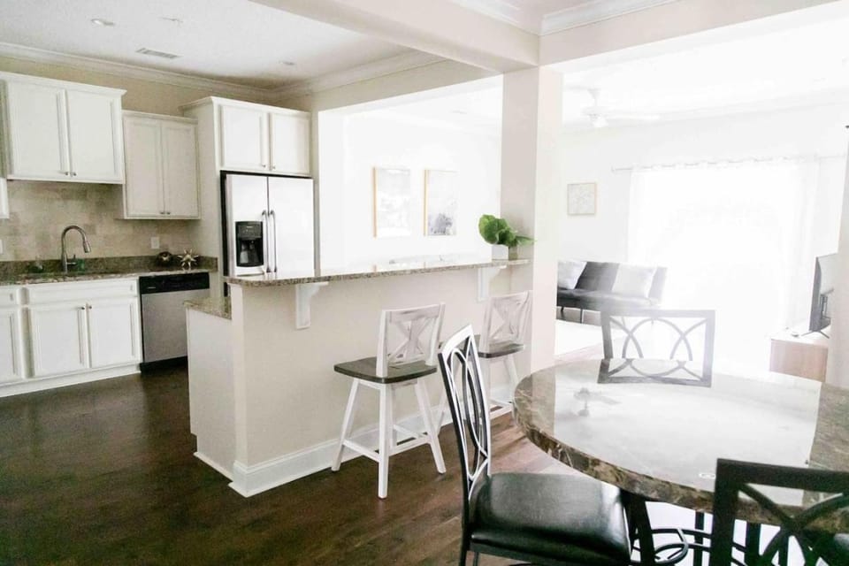 Stay central, Enjoy Golf Views, Perfect 4 Families House in Saint Simons Island