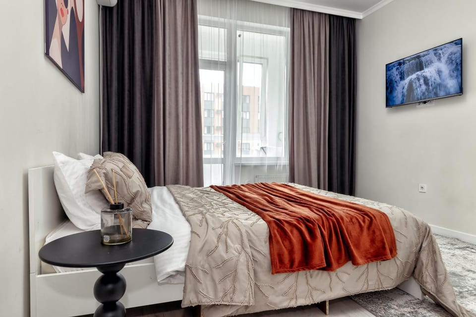 Bed, TV and multimedia, Bedroom