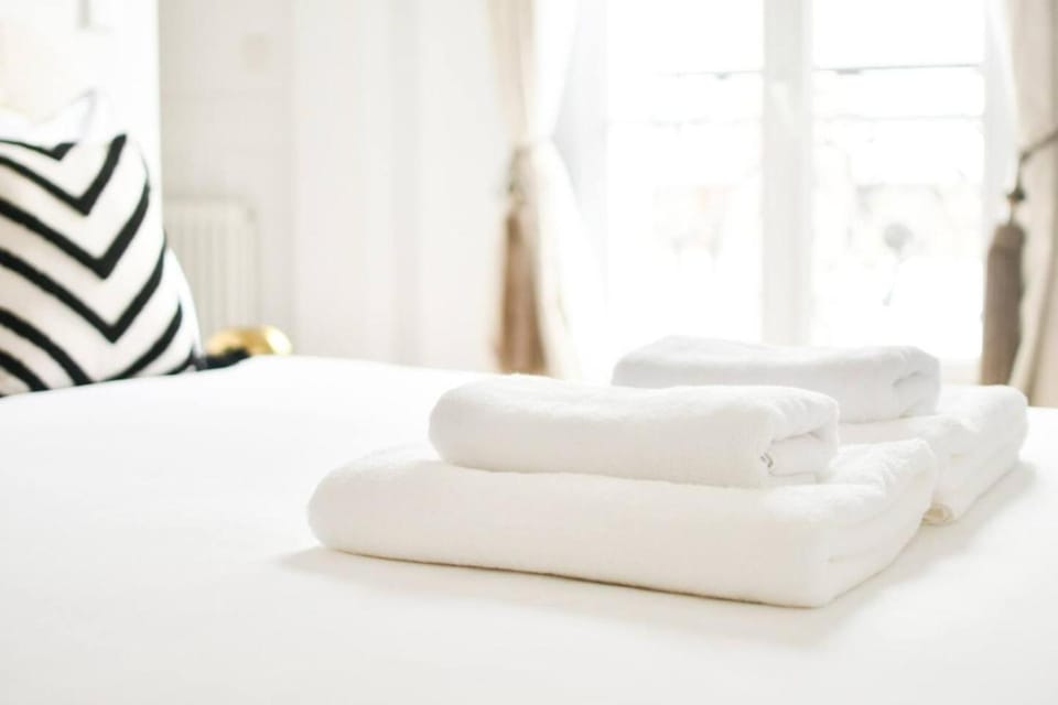 Bed, towels