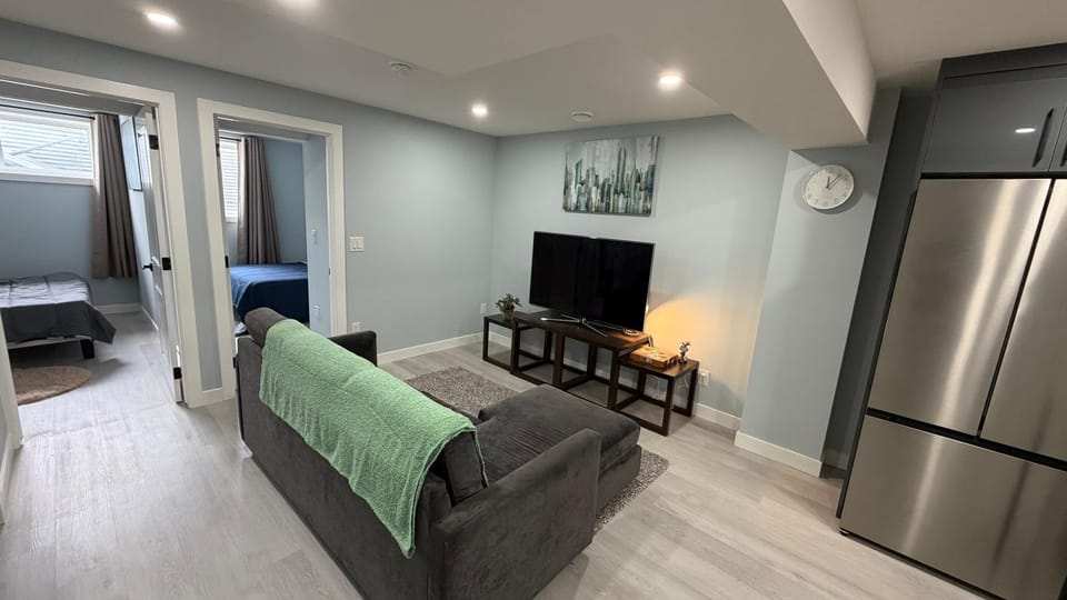 Entire 2BR Suite 12 min to Airport Apartment in Calgary