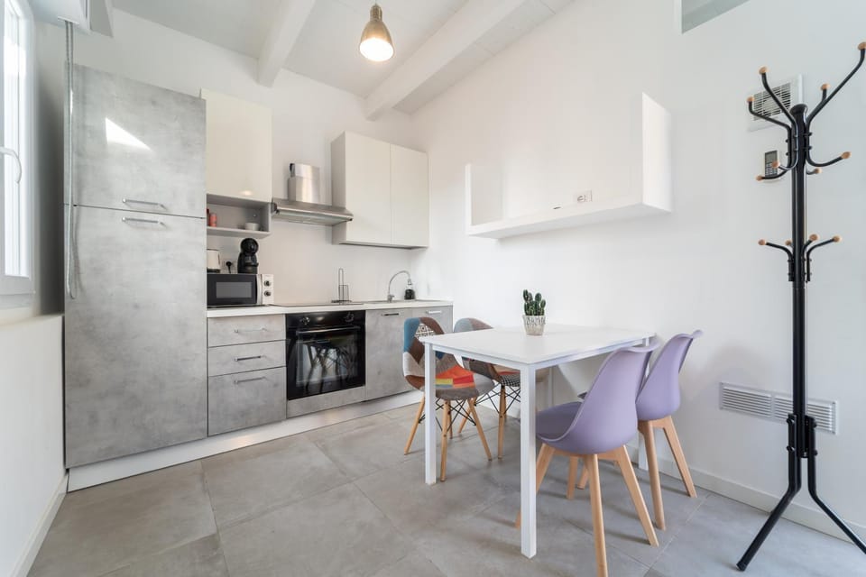 Kitchen or kitchenette, Dining area, stove