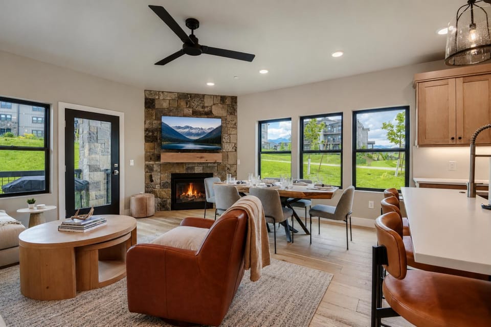 Luxury New Build w Ski Storage Fire Pit BBQ 1122 voss condo Apartment in Jordanelle Reservoir