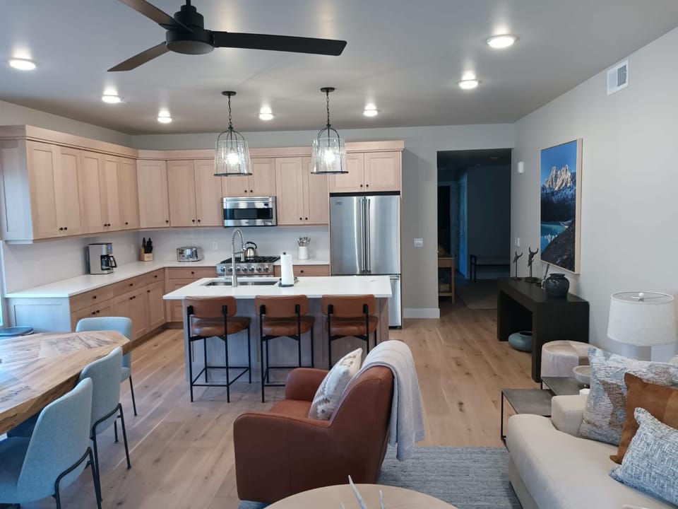 Luxury New Build w Ski Storage Fire Pit BBQ 1122 voss condo Apartment in Jordanelle Reservoir