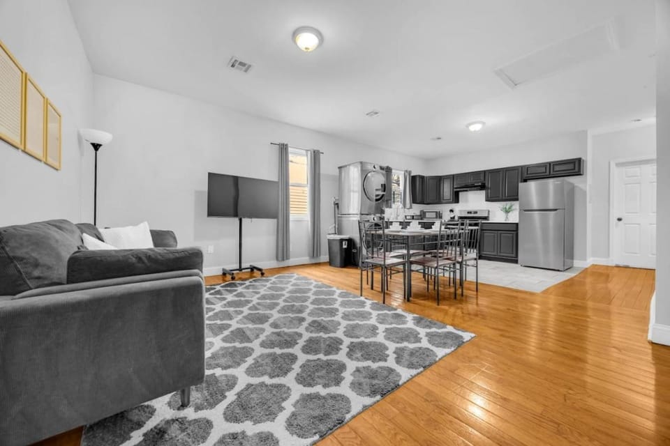 4BR w Kitchen and Free Parking EWR 15 NYC 30 mins Apartment in Newark