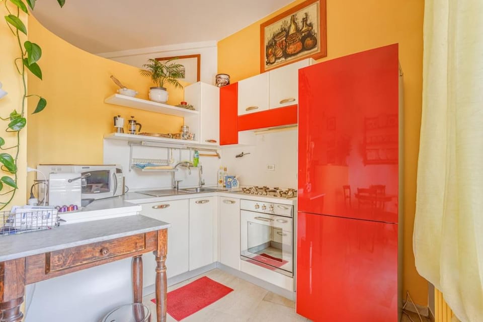Coffee/tea facilities, microwave, oven, stove, kitchen