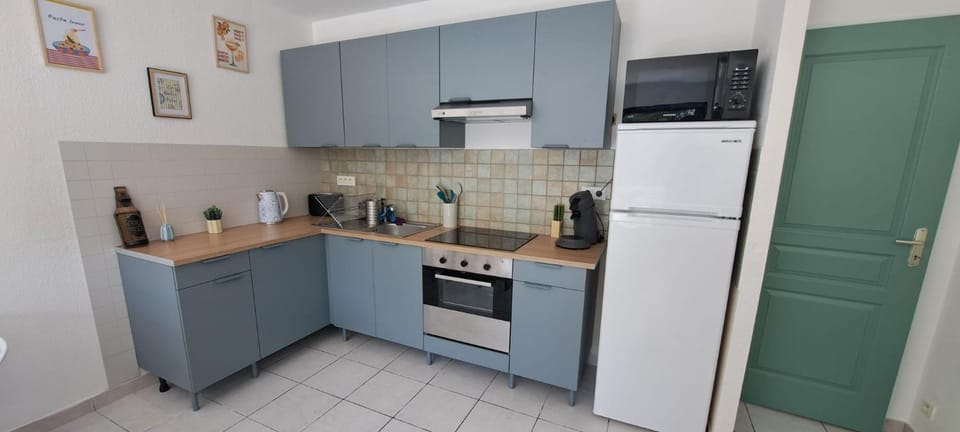 Coffee/tea facilities, Kitchen or kitchenette, oven, stove, toaster