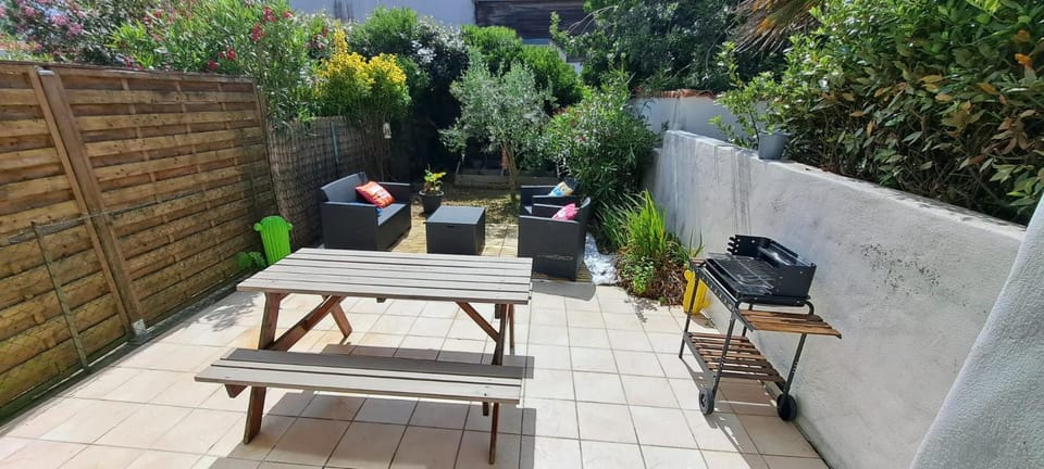 Patio, Day, Garden, Balcony/Terrace, Dining area, Garden view