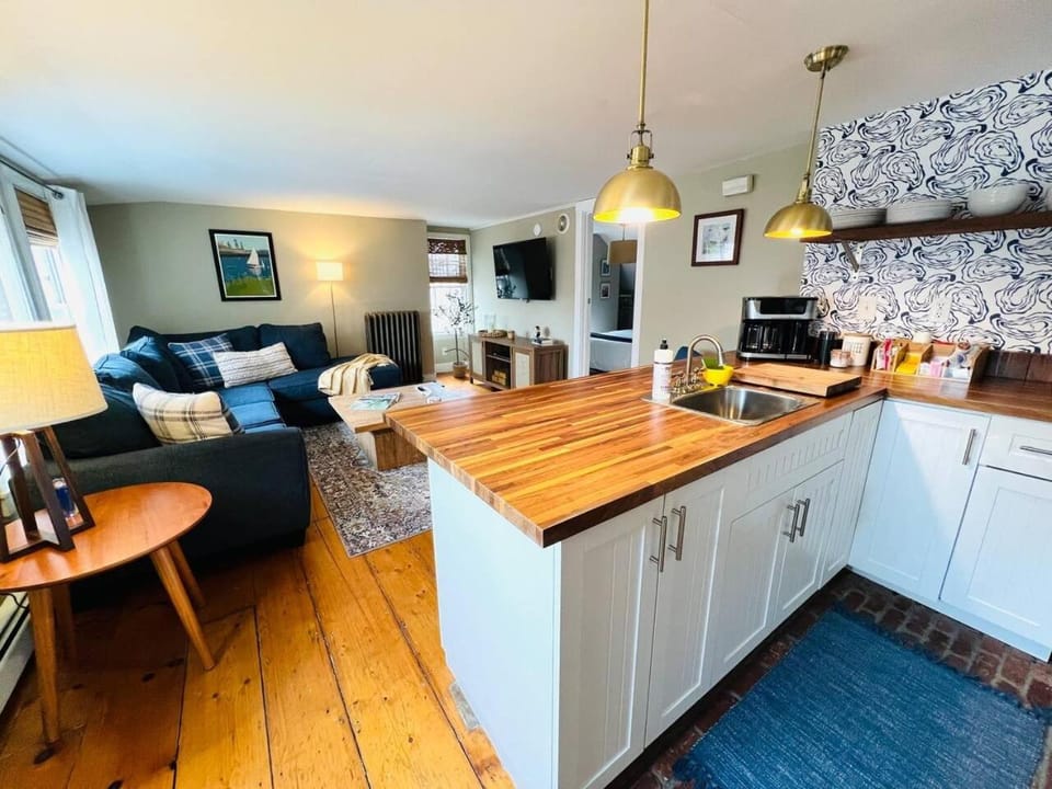 The LUXE Treehouse Apartment in South Portland