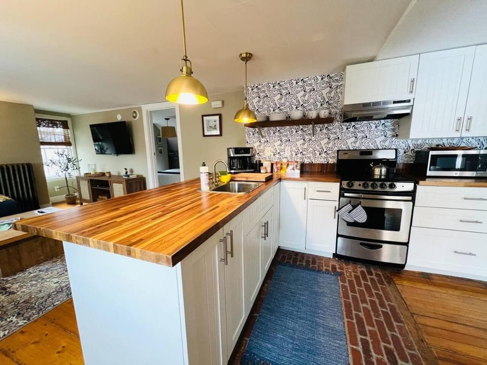 The LUXE Treehouse Apartment in South Portland