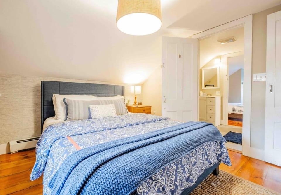 The LUXE Treehouse Apartment in South Portland
