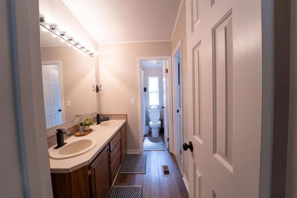 Big Lake, No Schedule, Sleeps 8, Pet Friendly House in Lake Texoma
