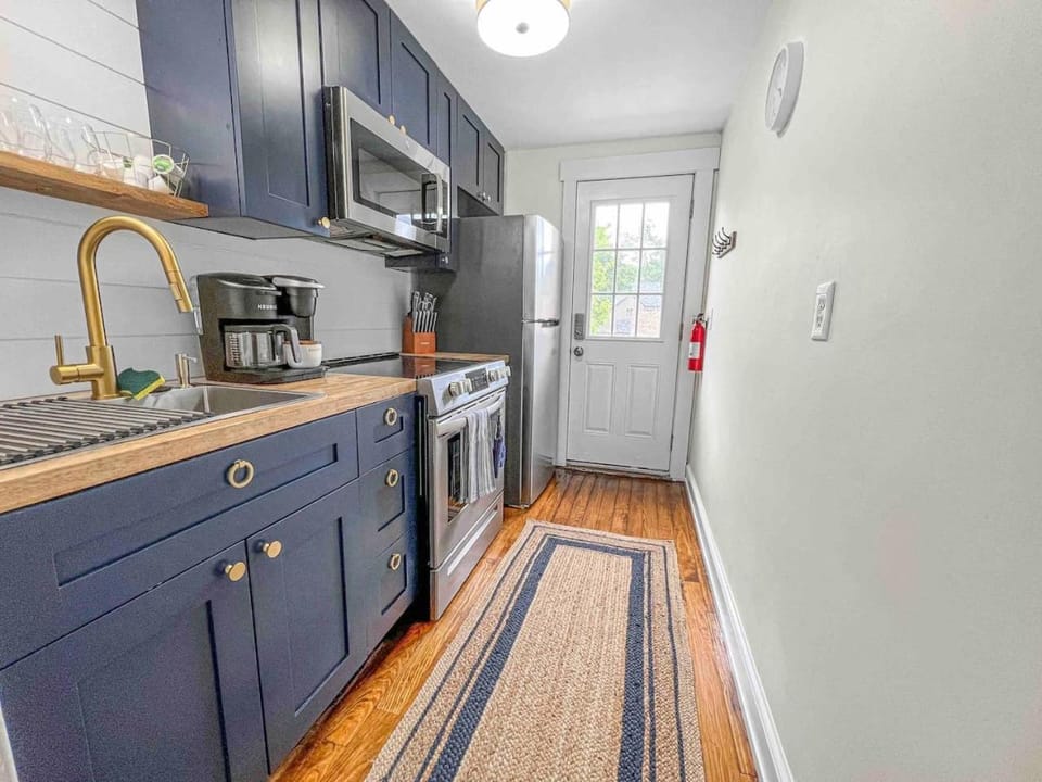 Willard By the Sea - 30 ft to the beach- 2nd floor Apartment in South Portland