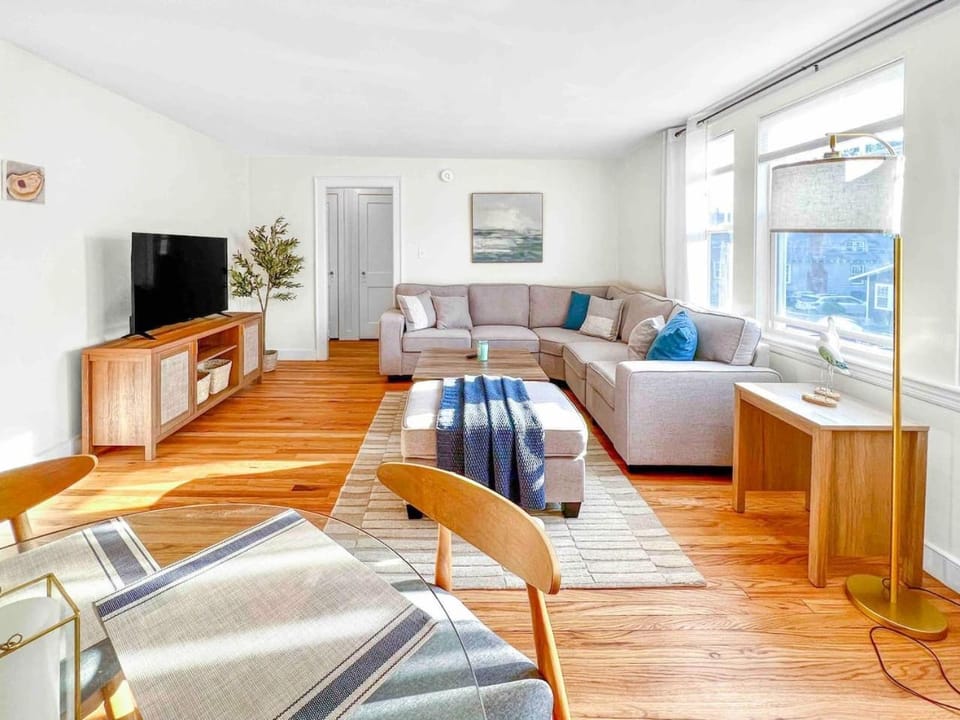 Willard By the Sea - 30 ft to the beach- 2nd floor Apartment in South Portland