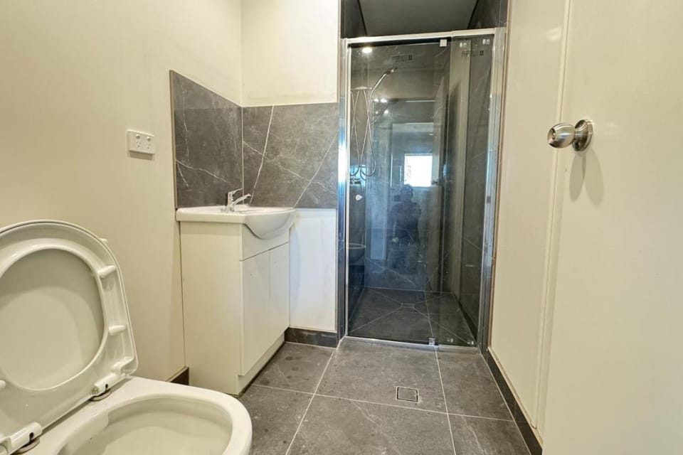 Shower, Toilet