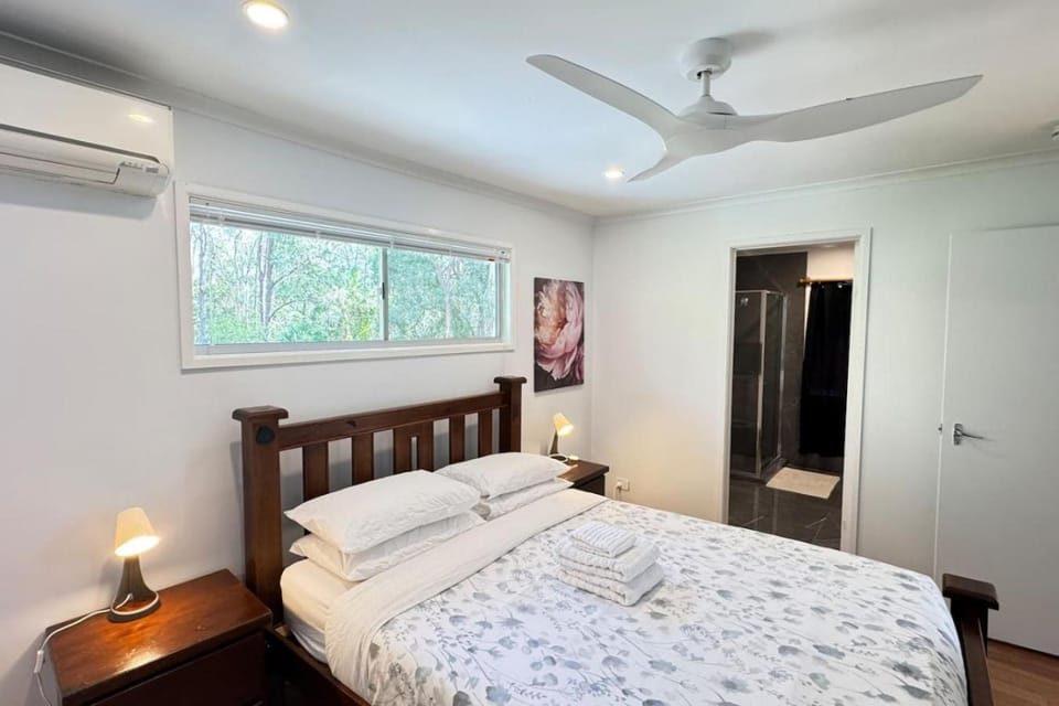 Photo of the whole room, Bedroom, air conditioner