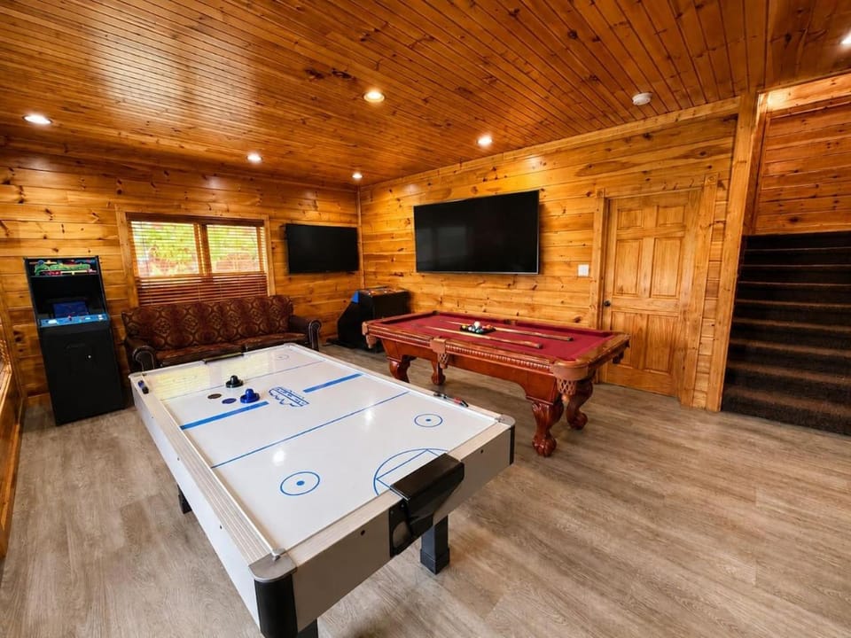 Views Forever Cabin with Mountain Views, Hot Tub , Game Room Cabin in Gatlinburg