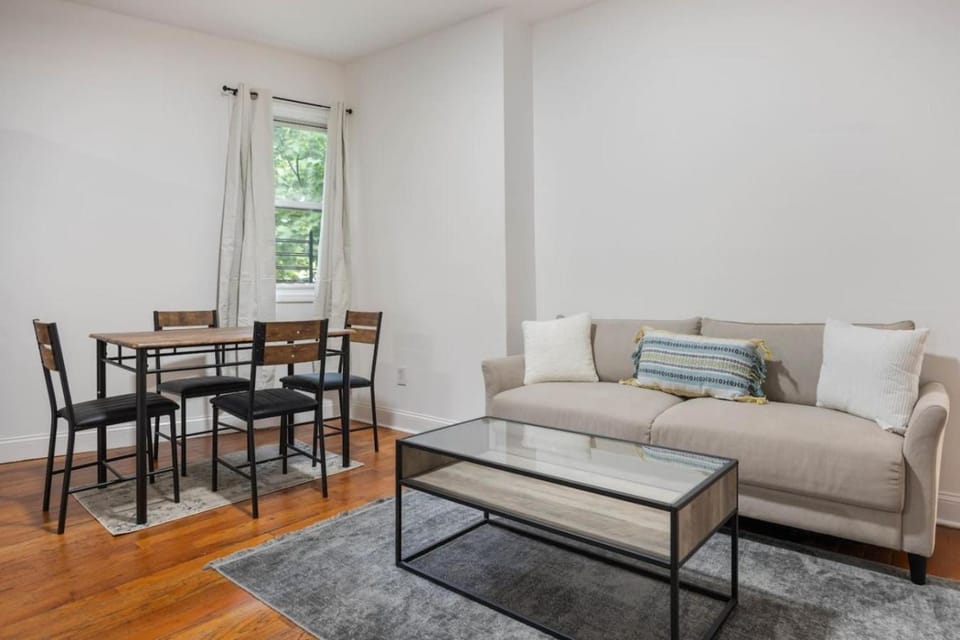 Spacious 4BR w Kitchen and Wi-Fi 30 mins to NYC Apartment in Newark