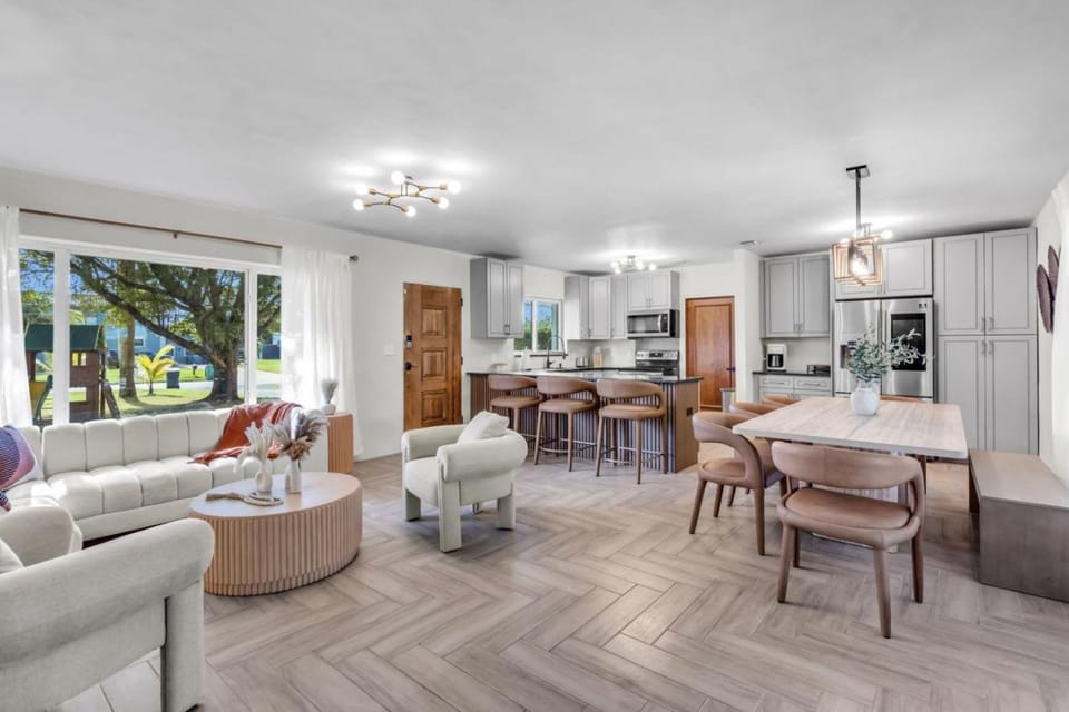 4 Bdr Spacious Miami Pool Home with Pickleball and Outdoor Fun in Biscayne River House in Golden Glades