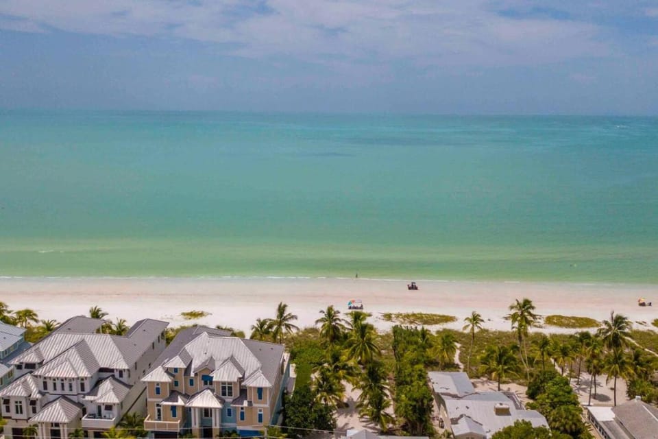 Extended Family Dream, Sleeps 16, Walk to Ocean House in Estero Island