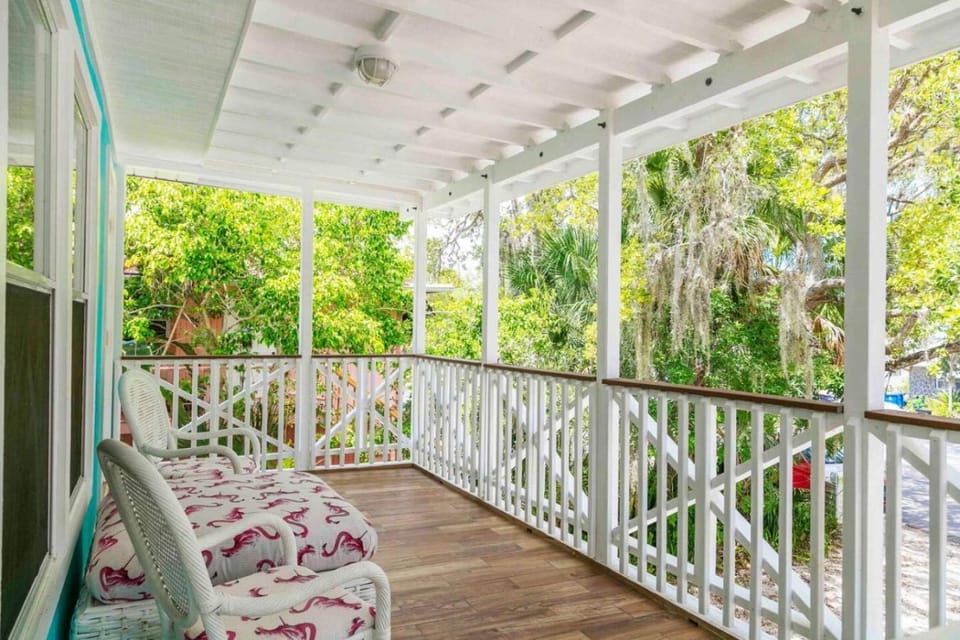 Extended Family Dream, Sleeps 16, Walk to Ocean House in Estero Island