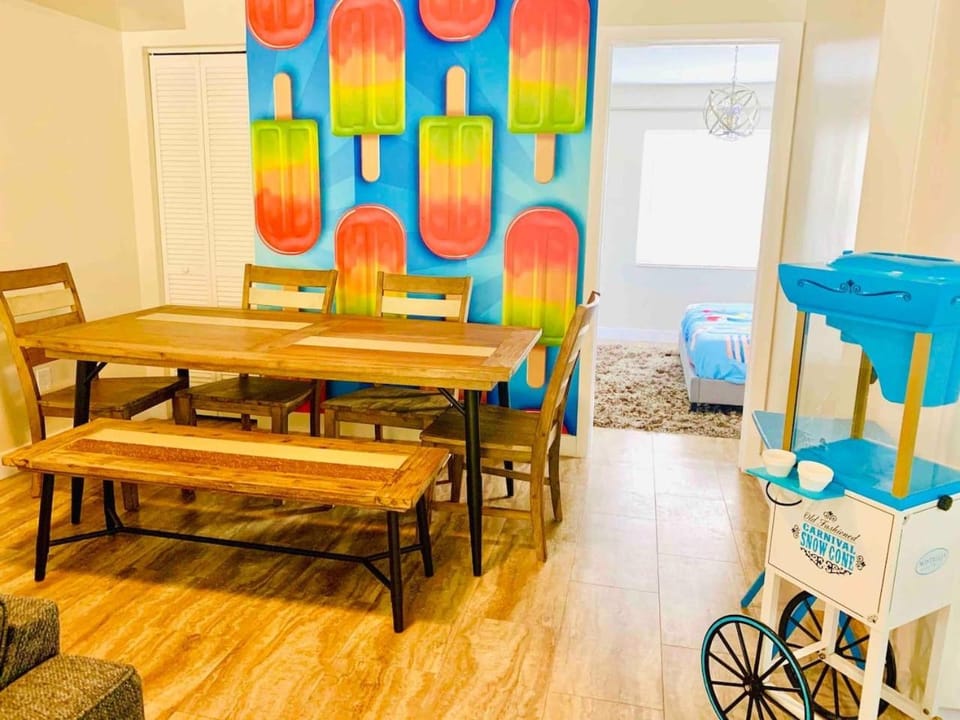Extended Family Dream, Sleeps 16, Walk to Ocean House in Estero Island