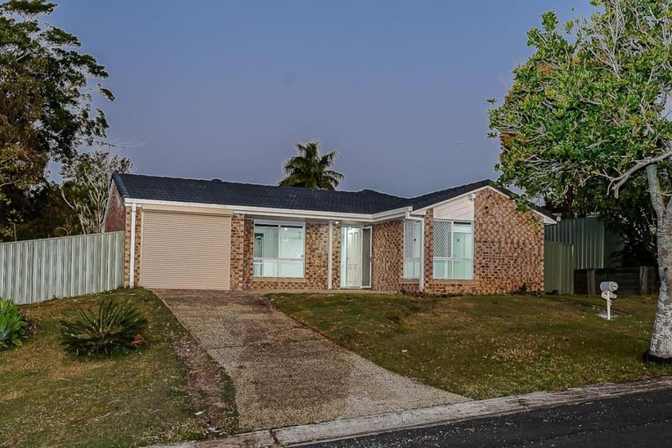 SPA House 4 BDR 5 beds Master with AC) House in Brisbane