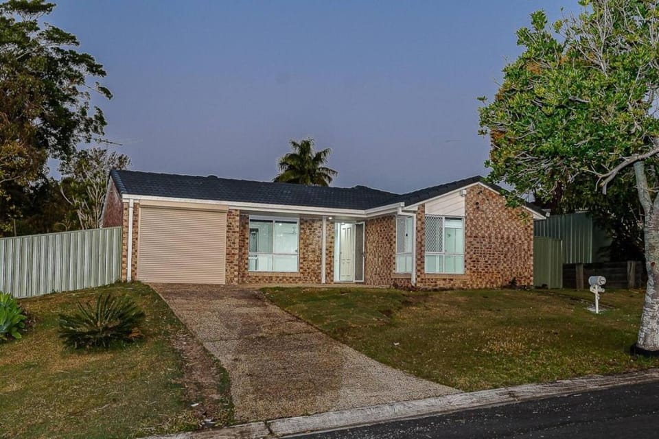 SPA House 4 BDR 5 beds Master with AC) House in Brisbane