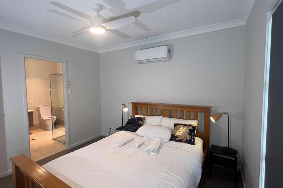 8 Bedrooms with 2 ensuites (4 Toilets together House in Brisbane