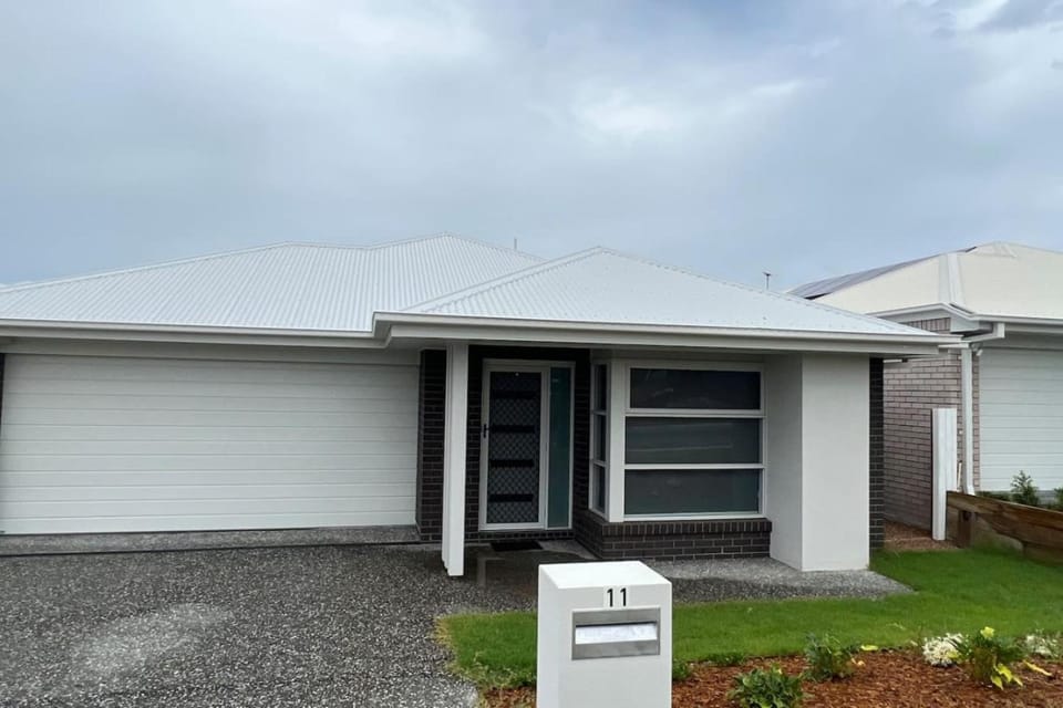 8 Bedrooms with 2 ensuites (4 Toilets together House in Brisbane