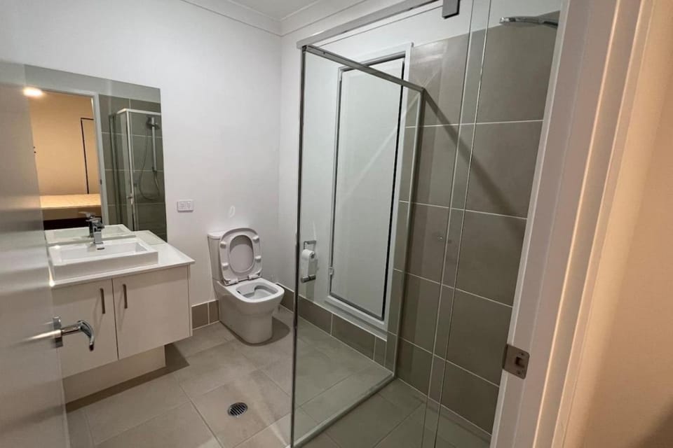 8 Bedrooms with 2 ensuites (4 Toilets together House in Brisbane