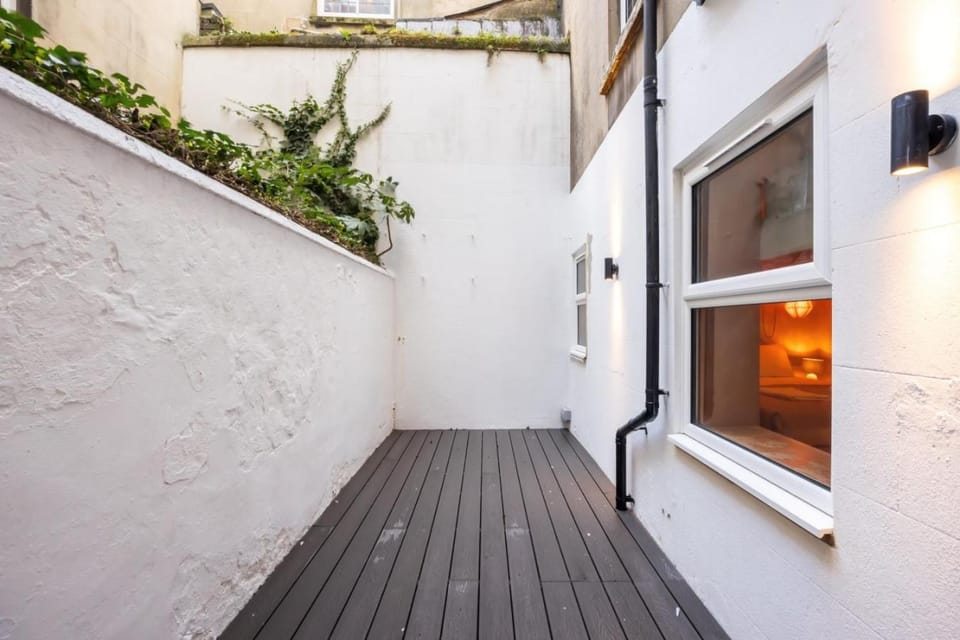 The Elements Air & Earth Suite Apartment in Brighton