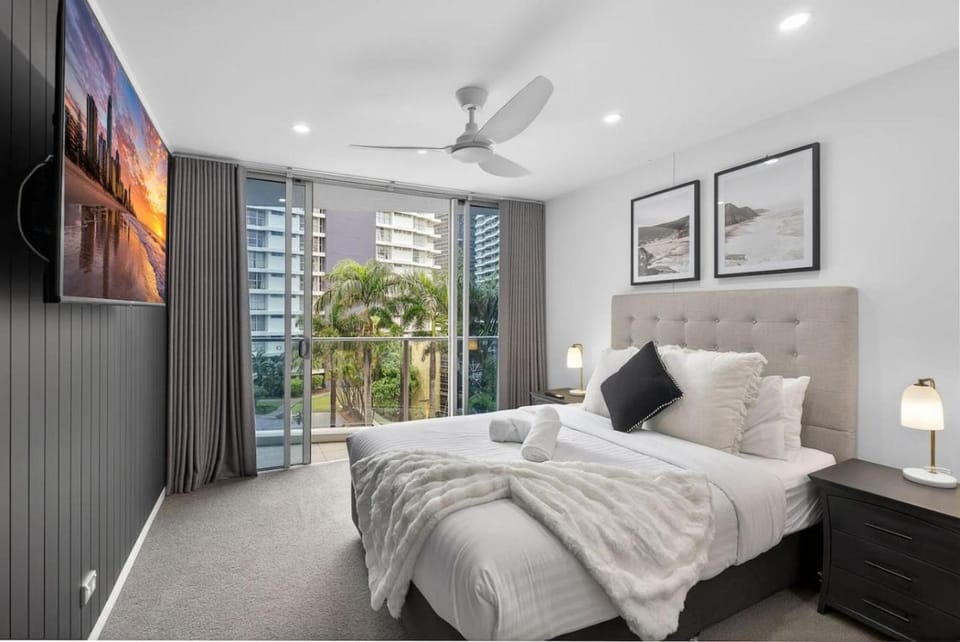 Artique Apartments 3BR Beach Apartment with parking and pool Apartment in Surfers Paradise