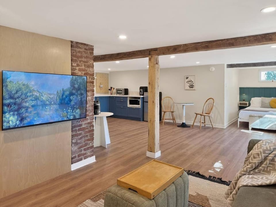 The Lakeside Burrow, Baddeck and Cabot Trail Base Apartment in Baddeck