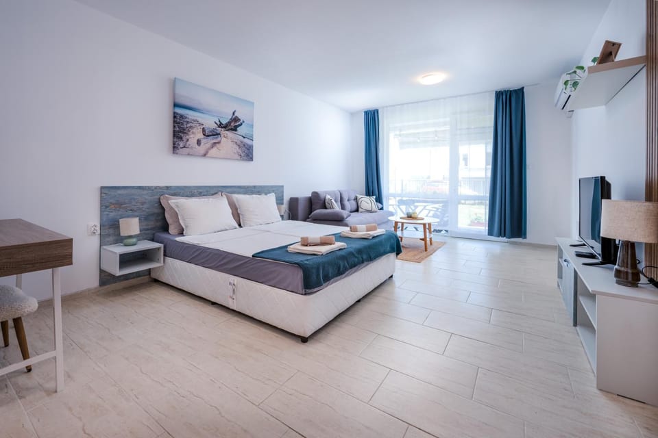 Bed, TV and multimedia, Living room, Photo of the whole room, Seating area