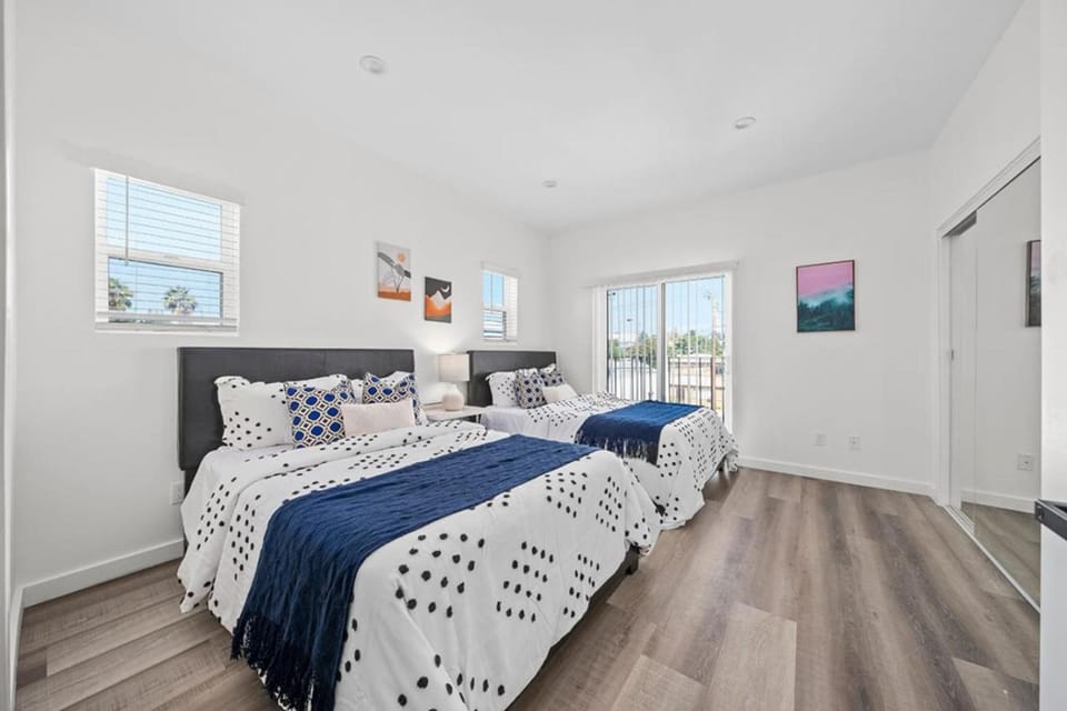 BRAND NEW house 4BR 4BA in Los Angeles with Parking) House in Los Angeles