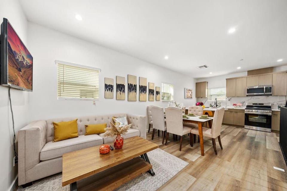 BRAND NEW house 4BR 4BA in Los Angeles with Parking) House in Los Angeles