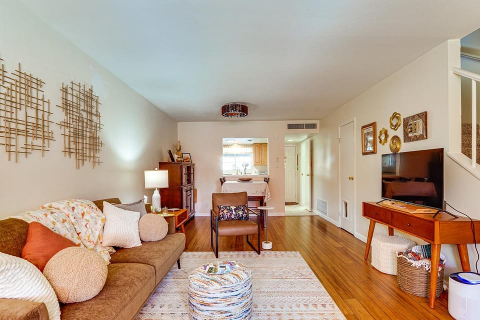 Steps to Fashion Square! Condo w/ Patio & Pool House in Scottsdale