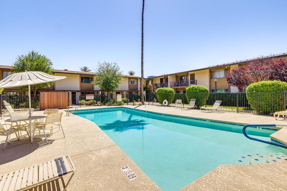 Steps to Fashion Square! Condo w/ Patio & Pool House in Scottsdale