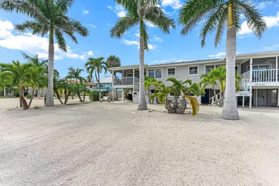 Charming Beachside Retreat with Private Patio, Grill & Island Getaway Vibes - The Shell - Roelens House in Estero Island