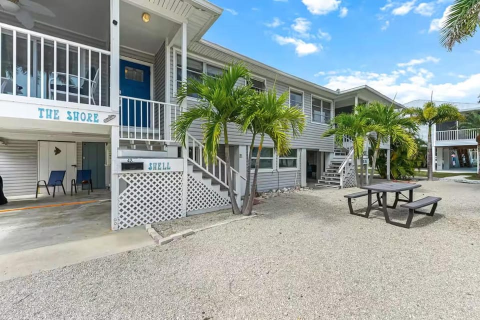 Charming Beachside Retreat with Private Patio, Grill & Island Getaway Vibes - The Shell - Roelens House in Estero Island